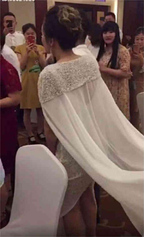 浪子吴迪奉子成婚！老婆挺6个月大肚在婚宴上敬酒，吴迪双手插兜