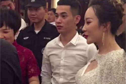 浪子吴迪奉子成婚！老婆挺6个月大肚在婚宴上敬酒，吴迪双手插兜