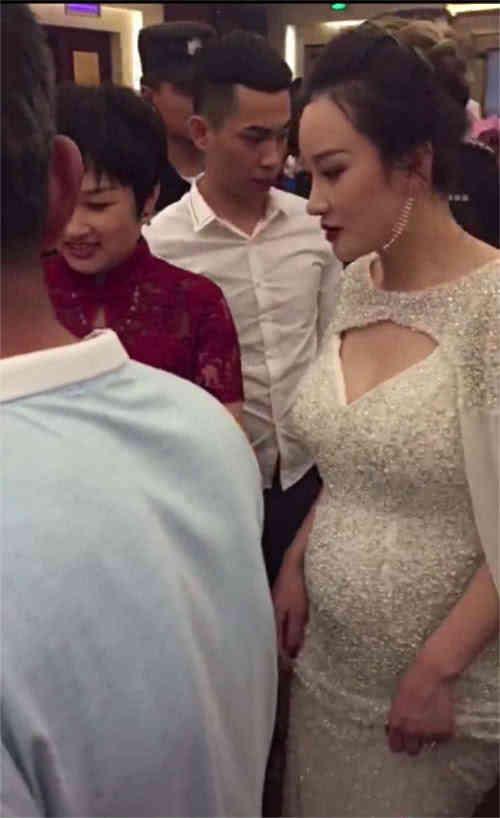 浪子吴迪奉子成婚！老婆挺6个月大肚在婚宴上敬酒，吴迪双手插兜