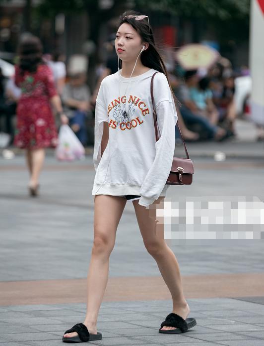 纯白色的卫衣怎样搭配好看？