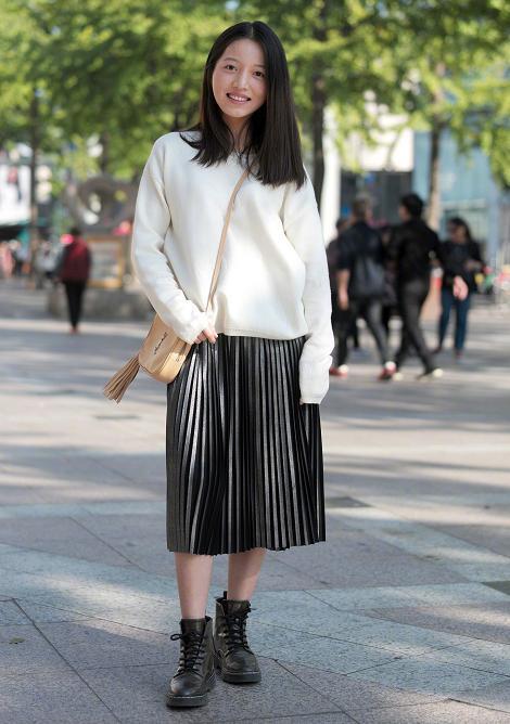 纯白色的卫衣怎样搭配好看？