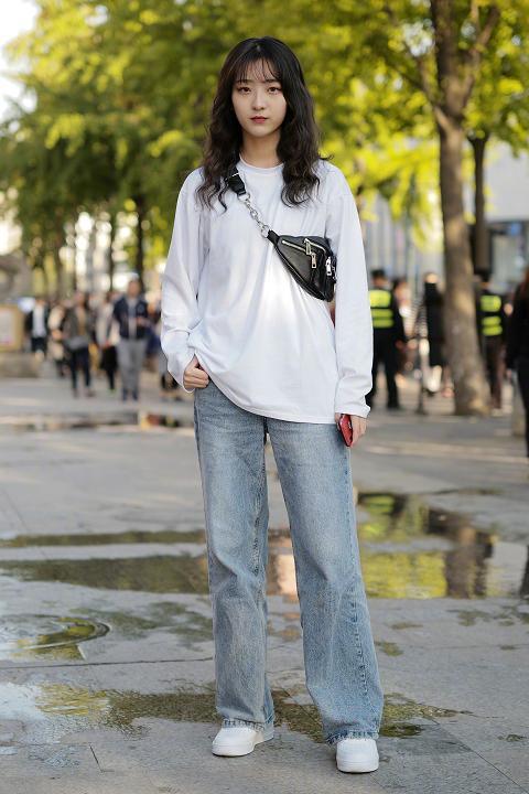 纯白色的卫衣怎样搭配好看？