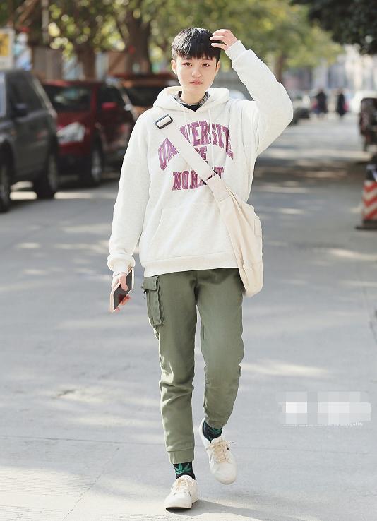 纯白色的卫衣怎样搭配好看？