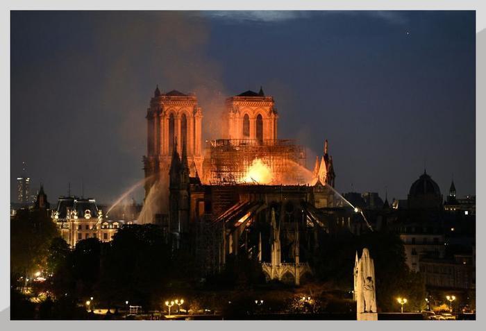 法国巴黎:一场大火烧光坐拥800年历史的巴黎圣母院