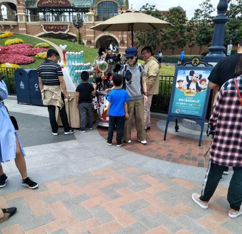 偶遇黄圣依安迪在迪士尼玩耍，还亲切的与粉丝合影？