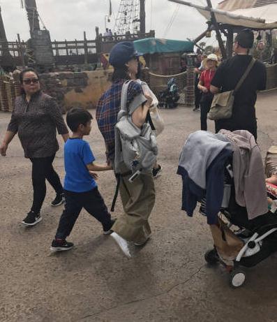 偶遇黄圣依安迪在迪士尼玩耍，还亲切的与粉丝合影？