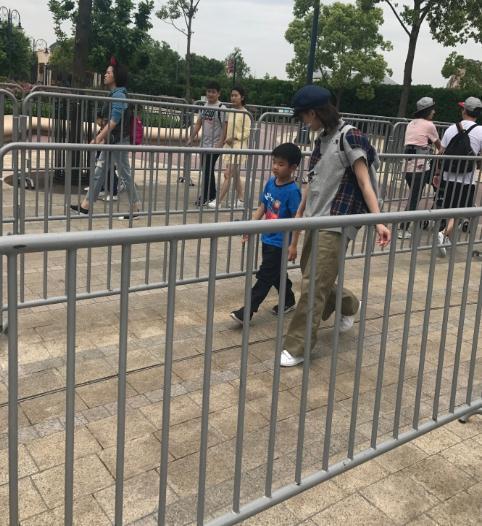 偶遇黄圣依安迪在迪士尼玩耍，还亲切的与粉丝合影？