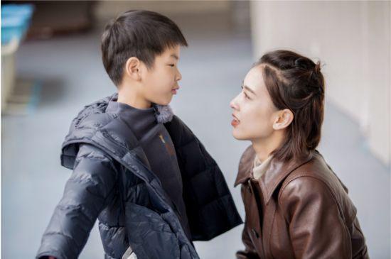 偶遇黄圣依安迪在迪士尼玩耍，还亲切的与粉丝合影？