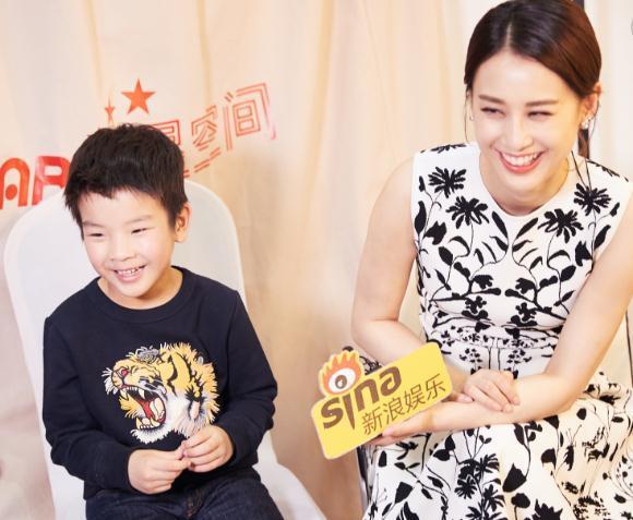 偶遇黄圣依安迪在迪士尼玩耍，还亲切的与粉丝合影？