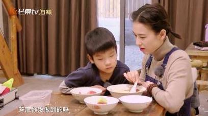 偶遇黄圣依安迪在迪士尼玩耍，还亲切的与粉丝合影？