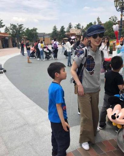 偶遇黄圣依安迪在迪士尼玩耍，还亲切的与粉丝合影？
