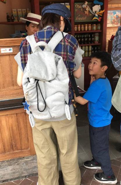 偶遇黄圣依安迪在迪士尼玩耍，还亲切的与粉丝合影？