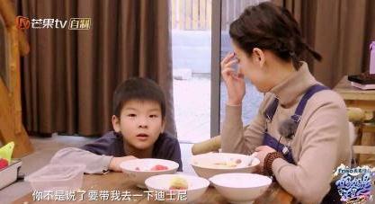 偶遇黄圣依安迪在迪士尼玩耍，还亲切的与粉丝合影？