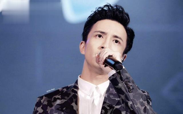 他曾力压薛之谦夺得冠军，却没能大红大紫，背负百万债款绝处逢生