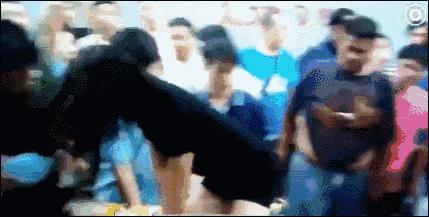 穿短裙救人却被骂不雅,女护士凭什么给蠢货们道歉?