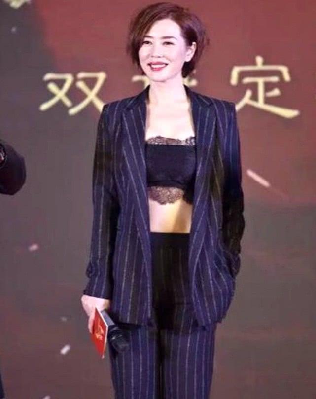 余男不愧是性感尤物，穿西服配蕾丝抹胸中门大开，太撩人了