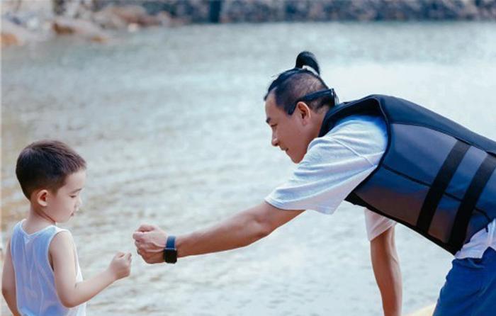 因欠债将弟弟送人，今家产上亿弟弟却难找回来，成一生的遗憾