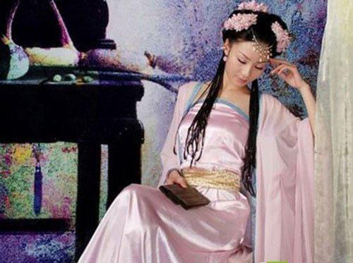 她是艳名远扬的公主 睡了哥哥还想姑父 拥有面首无数