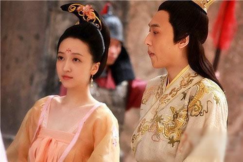 她是艳名远扬的公主 睡了哥哥还想姑父 拥有面首无数