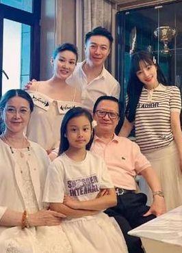 李小璐父亲（李小璐父亲还住万国城吗）