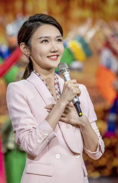春晚年纪最小女主持火了(春晚年纪最小女主持口误)