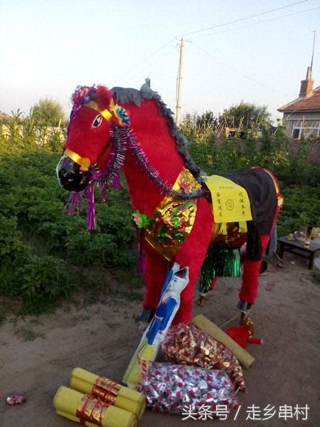 农村土葬习俗:扎纸!