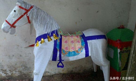 农村土葬习俗:扎纸!