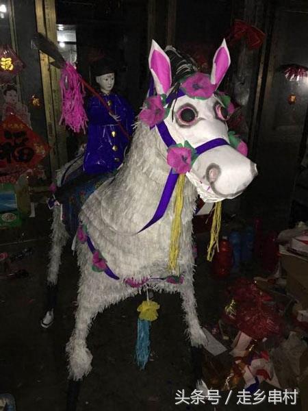 农村土葬习俗:扎纸!