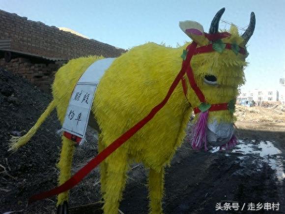 农村土葬习俗:扎纸!