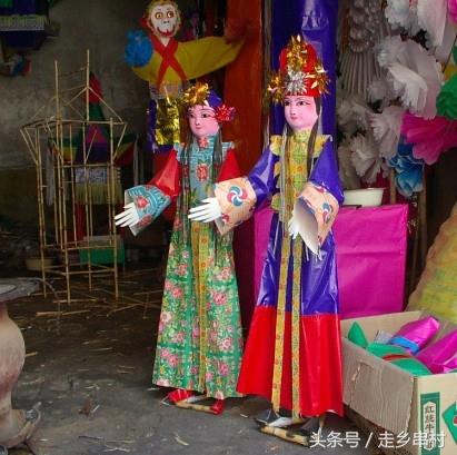 农村土葬习俗:扎纸!