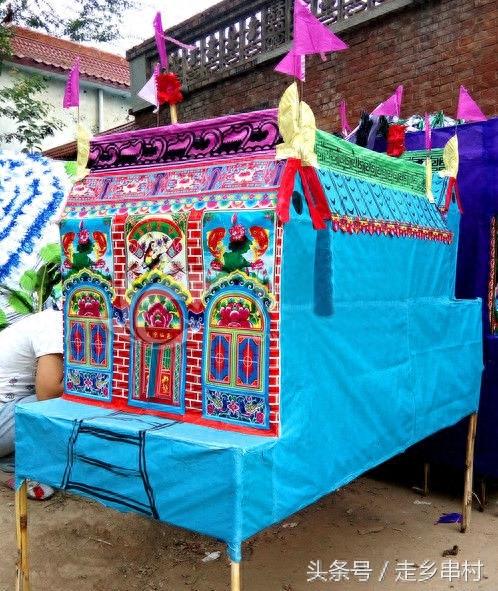 农村土葬习俗:扎纸!