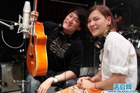 周华健与女儿周厚恩同台表演,混血女儿更胜当年的康粹兰