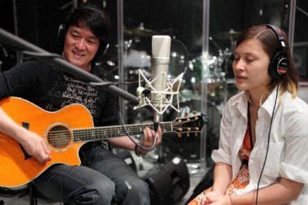 周华健与女儿周厚恩同台表演,混血女儿更胜当年的康粹兰