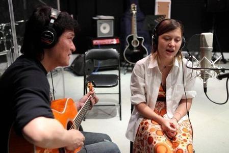 周华健与女儿周厚恩同台表演,混血女儿更胜当年的康粹兰