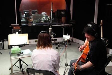 周华健与女儿周厚恩同台表演,混血女儿更胜当年的康粹兰