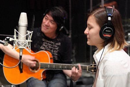 周华健与女儿周厚恩同台表演,混血女儿更胜当年的康粹兰