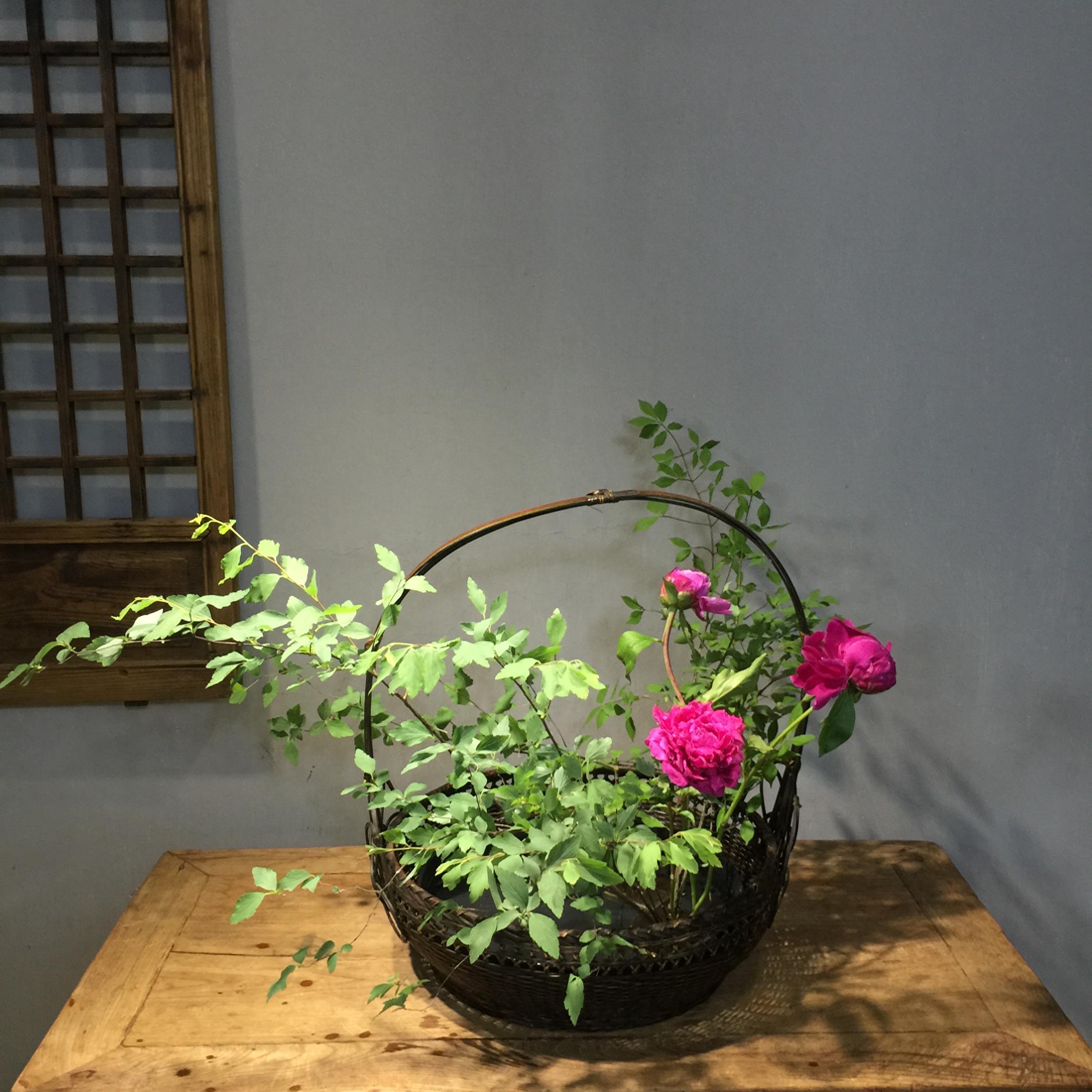 手把手教你插花之篮花篇：踏青的野花这样插在篮子里，你看了就会