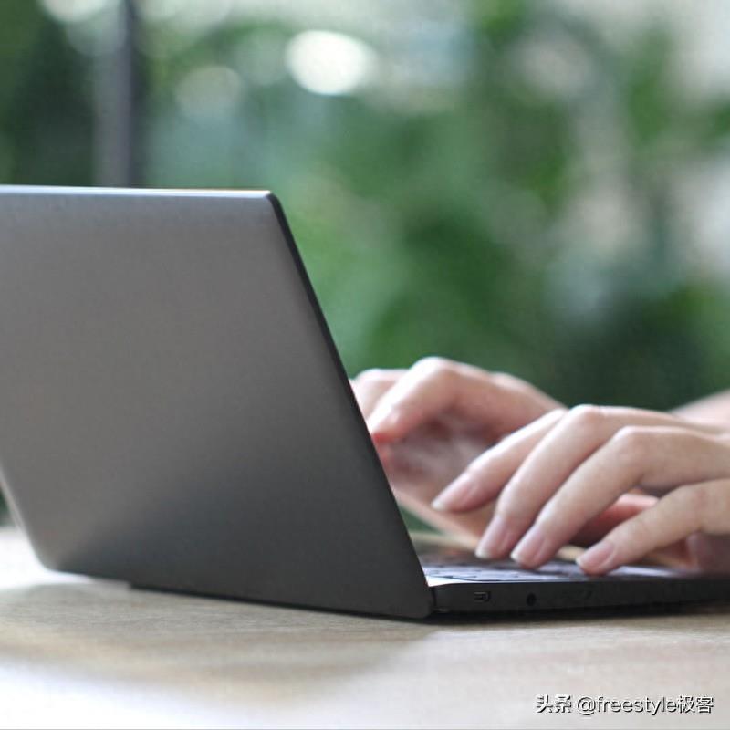 神奇小本实拍图曝光,比苹果笔记本电脑小很多