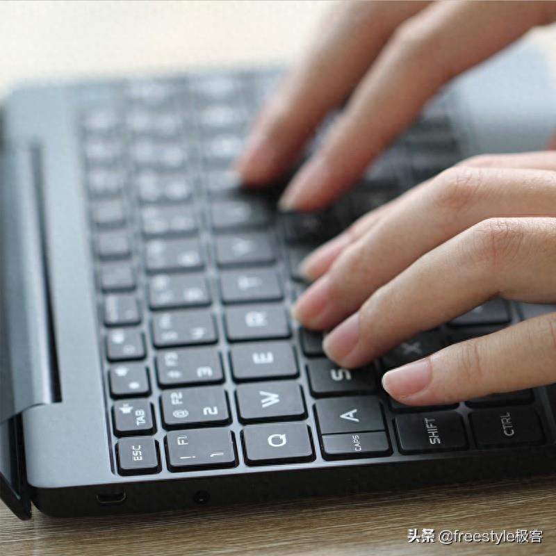 神奇小本实拍图曝光,比苹果笔记本电脑小很多