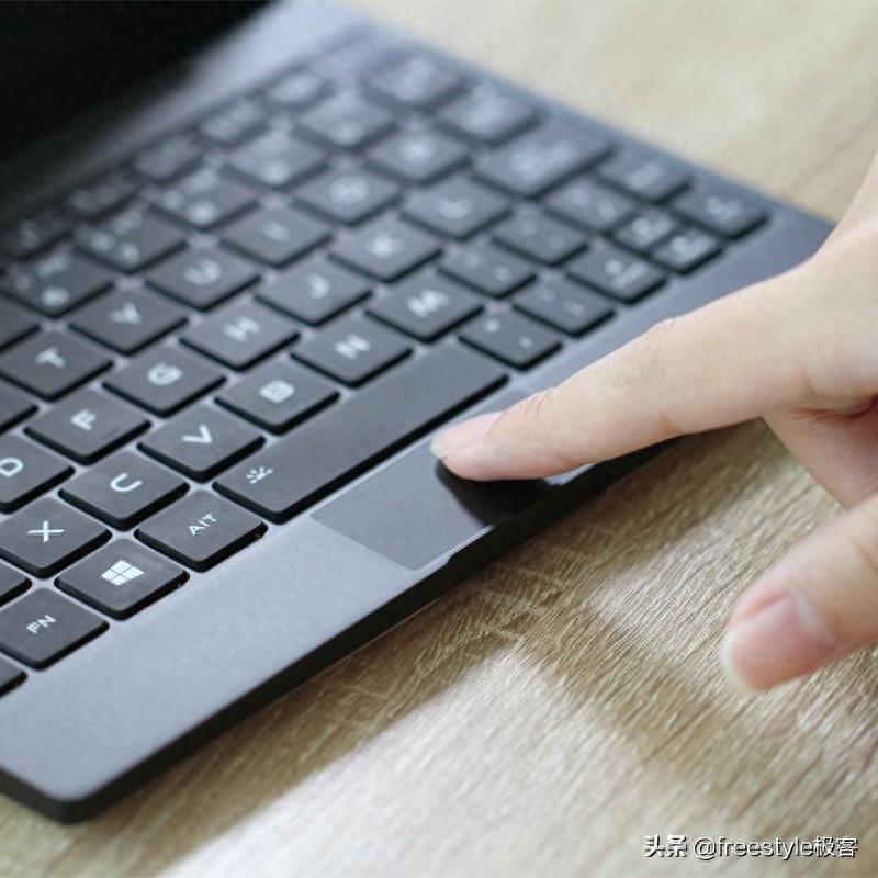 神奇小本实拍图曝光,比苹果笔记本电脑小很多