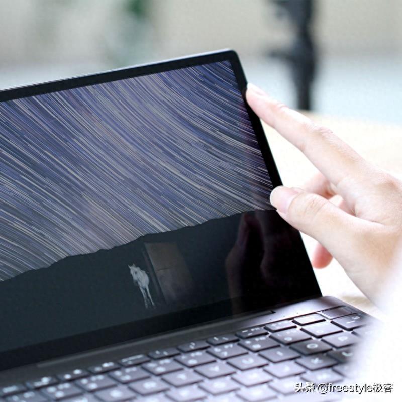 神奇小本实拍图曝光,比苹果笔记本电脑小很多