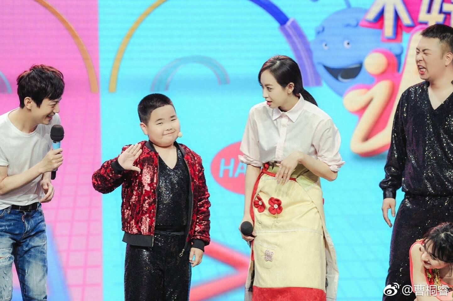 宋茜快乐大本营舞台火辣尬舞，与杜海涛上演“三口之家”