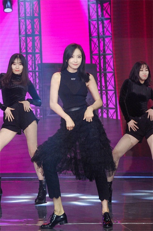 宋茜快乐大本营舞台火辣尬舞，与杜海涛上演“三口之家”