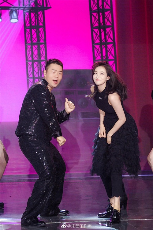 宋茜快乐大本营舞台火辣尬舞，与杜海涛上演“三口之家”