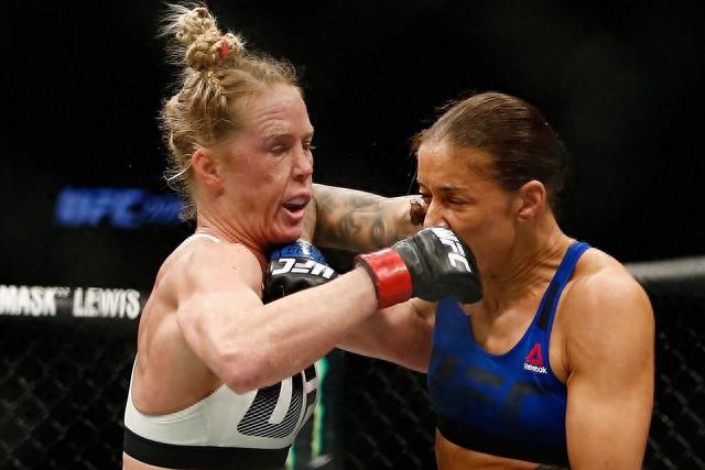 UFC208今日落幕!首个女子羽量级冠军诞生&多场精彩对轰