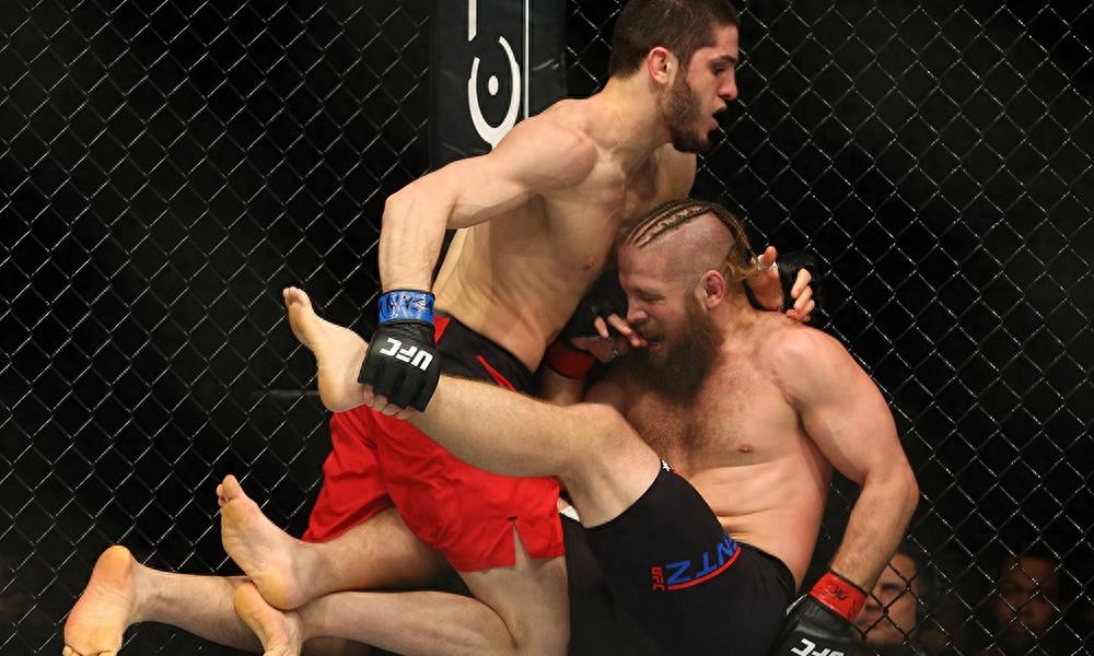 UFC208今日落幕!首个女子羽量级冠军诞生&多场精彩对轰