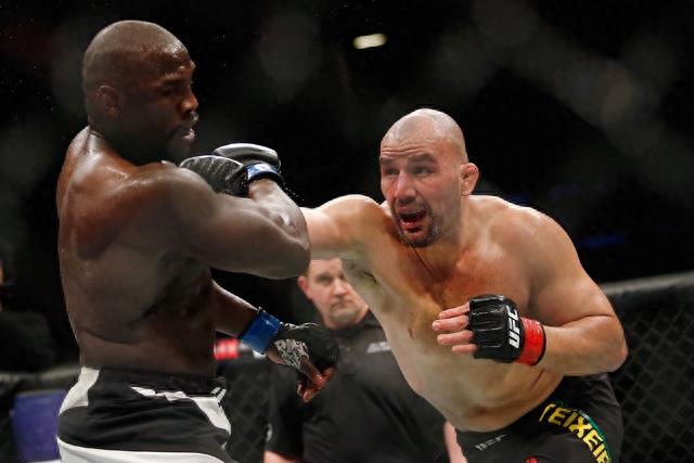 UFC208今日落幕!首个女子羽量级冠军诞生&多场精彩对轰