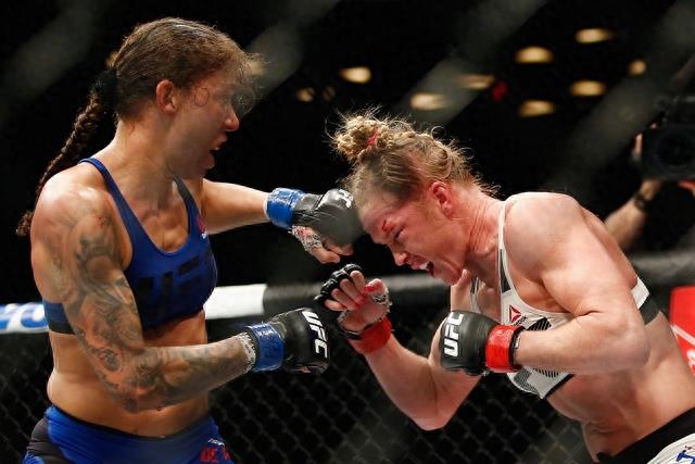 UFC208今日落幕!首个女子羽量级冠军诞生&多场精彩对轰