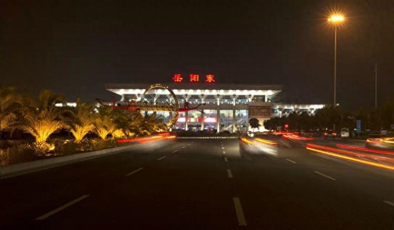 洞庭湖旁，龙舟家乡——岳阳东站