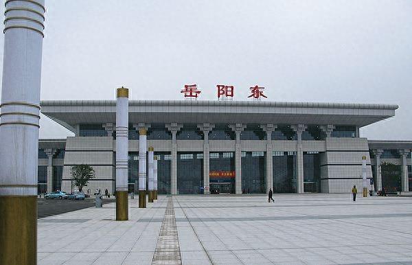 洞庭湖旁，龙舟家乡——岳阳东站